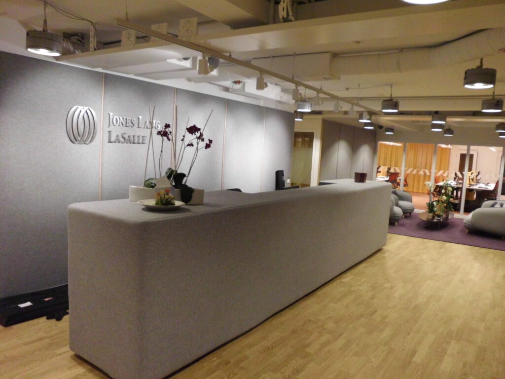 Här har vi tillverkat och monterat ljuddämpande väggar, samt klädsel av receptionsdisk med ytskikt av ylletyg. Ljuddämpande väggar. Klädsel av receptionsdisk.