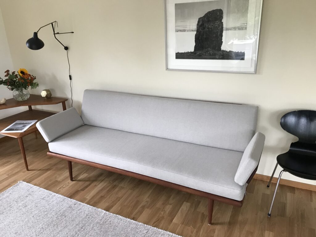 Omklädsel av soffa i dansk design, till kund i Stockholm.