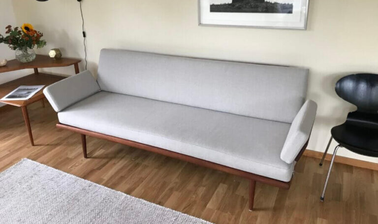 Omklädsel av soffa i dansk design, till kund i Stockholm.
