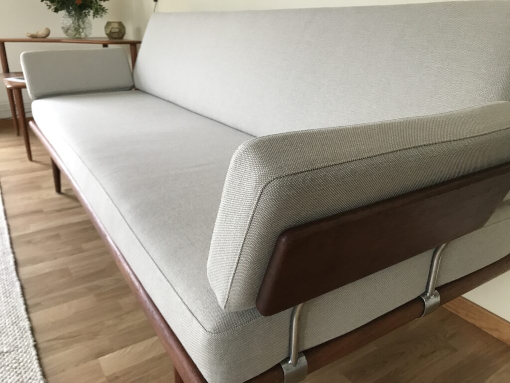 Omklädsel av soffa i dansk design, närbild till kund i Stockholm. Omklädsel av soffa i dansk design, närbild till kund i Stockholm.