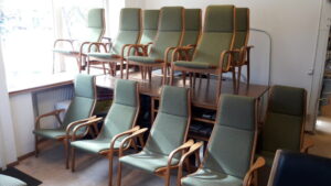 Omklädsel av laminofåtöljer till konferenshotell.