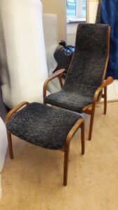 Laminofåtölj med fotpall klädd med charcoalsfärgat fårskinn.