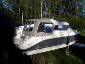 Nytt båtkapell till Flipper 705 HT monterat på Muskö.