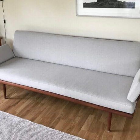 Här har vi renoverat en soffa i dansk design, till kund i Stockholm. Omklädsel av soffa i dansk design, till kund i Stockholm.