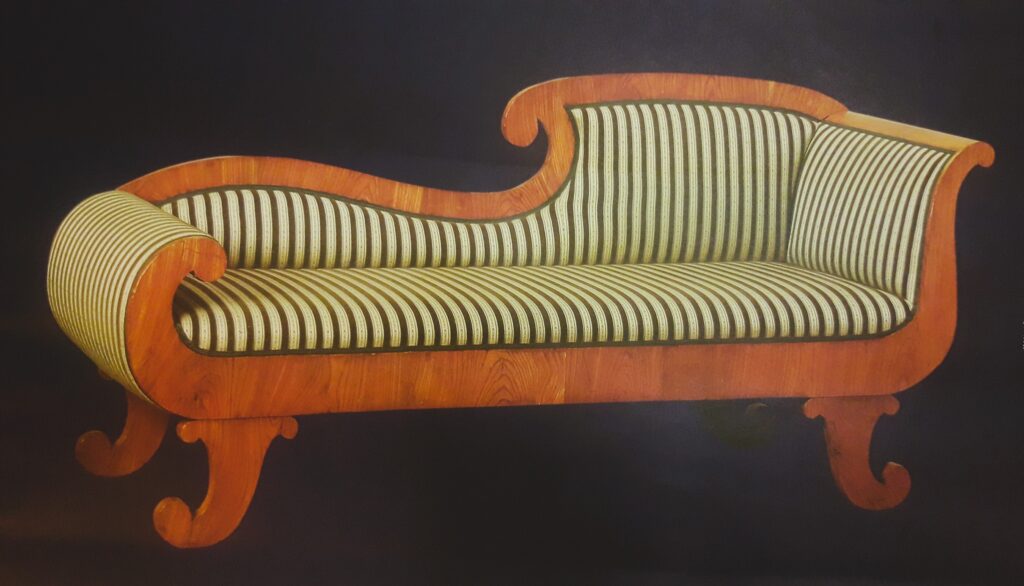 Kanapé i karljohansstil klätt med randigt plyschtyg.